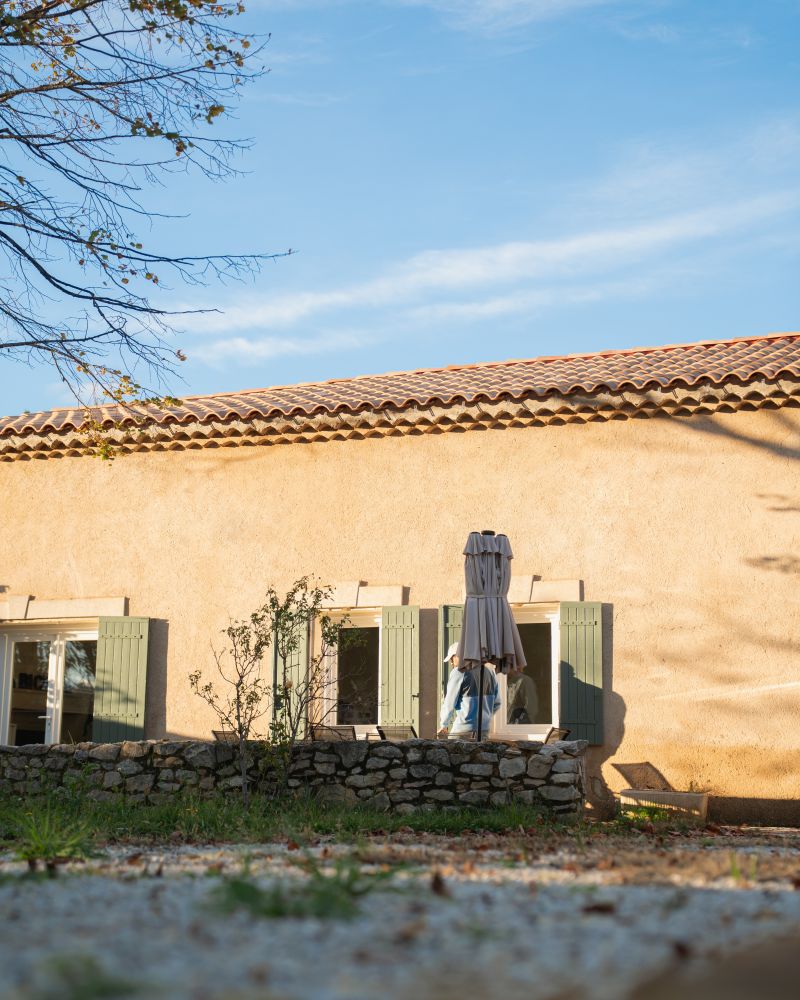 La façade du Mas de Valens dans la lumière provençale