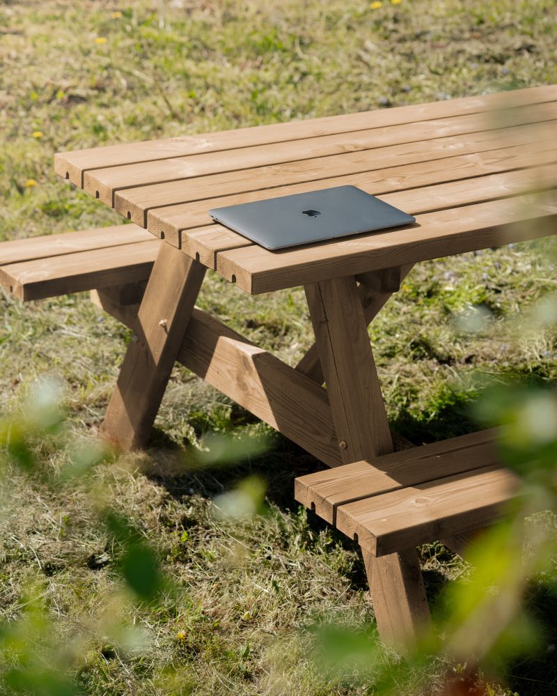 Une table au jardin du Mas de Valens pour échanger à l’extérieur